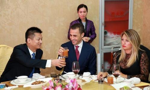 足球俱乐部挑人犯规吗？解析转会规则与违规行为